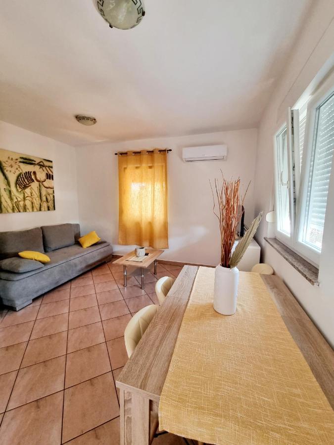 Apartments Ema Pula Extérieur photo